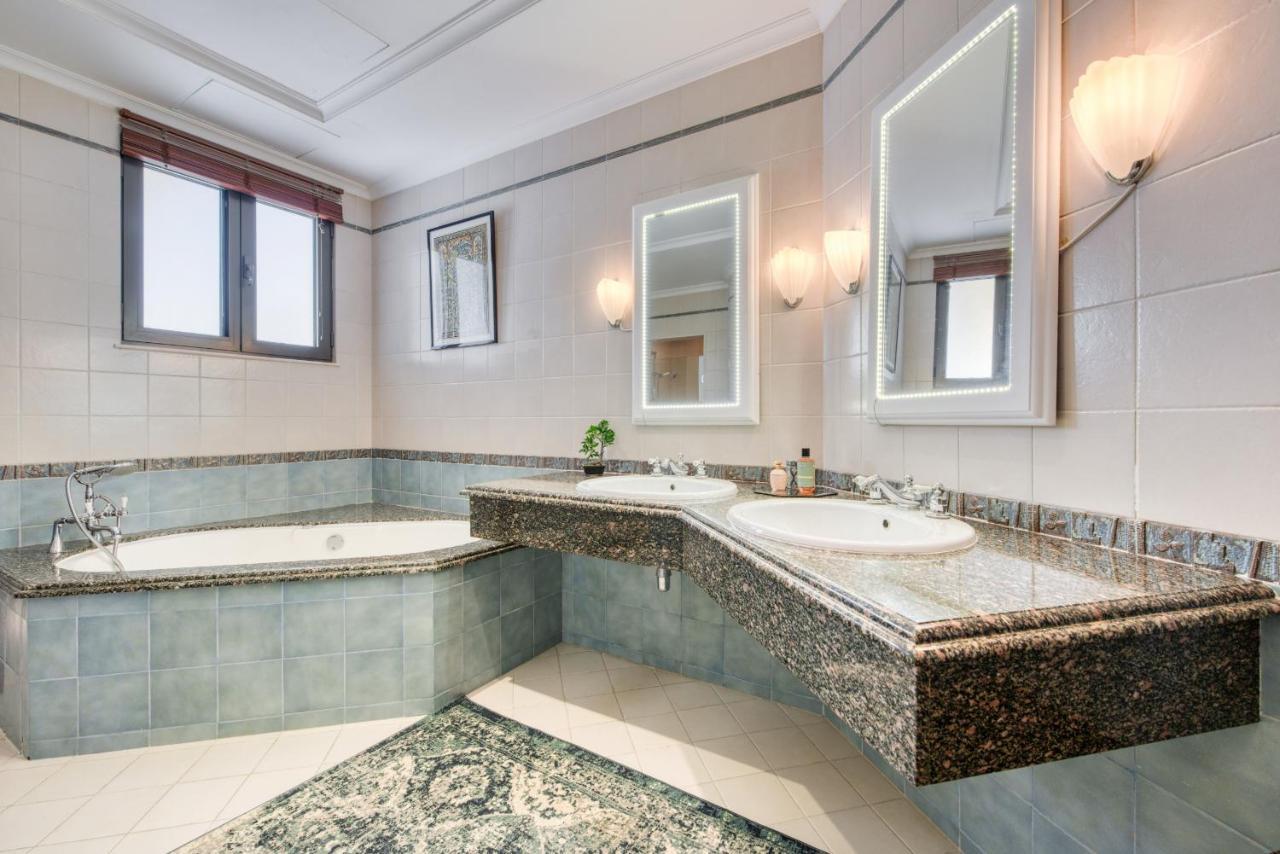 Maison Privee - Glamourous Beachfront On The Palm With Pool Villa Dubai