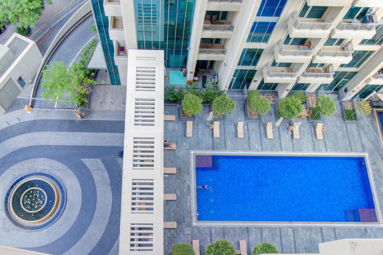 Apartment Durrani Homes - Luxurious Near Mall With Pool View *