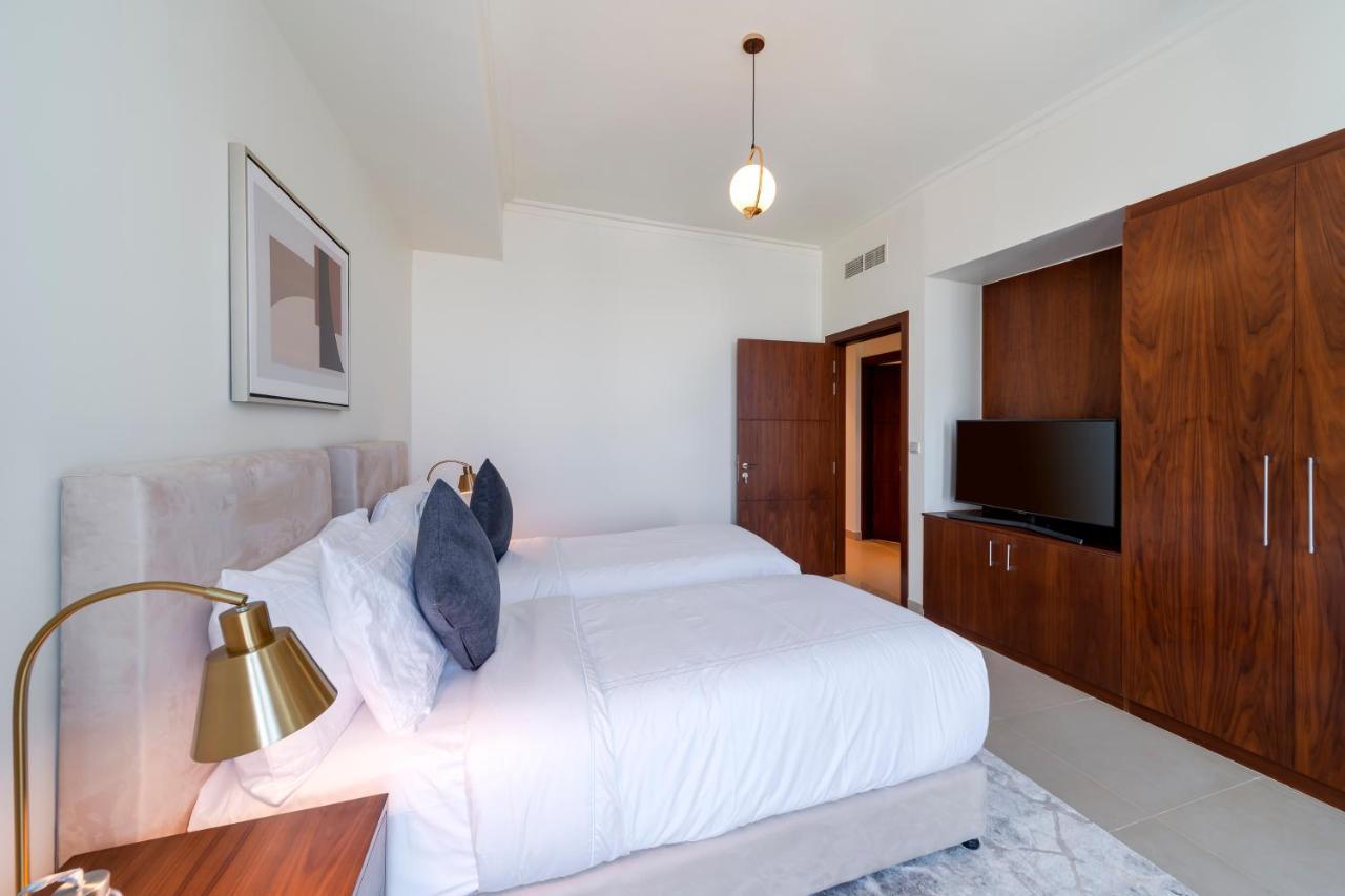 Full Burj Khalifa View: Atlas Homestays - 03 Bedroom At Burj Vista 5005 Dubai