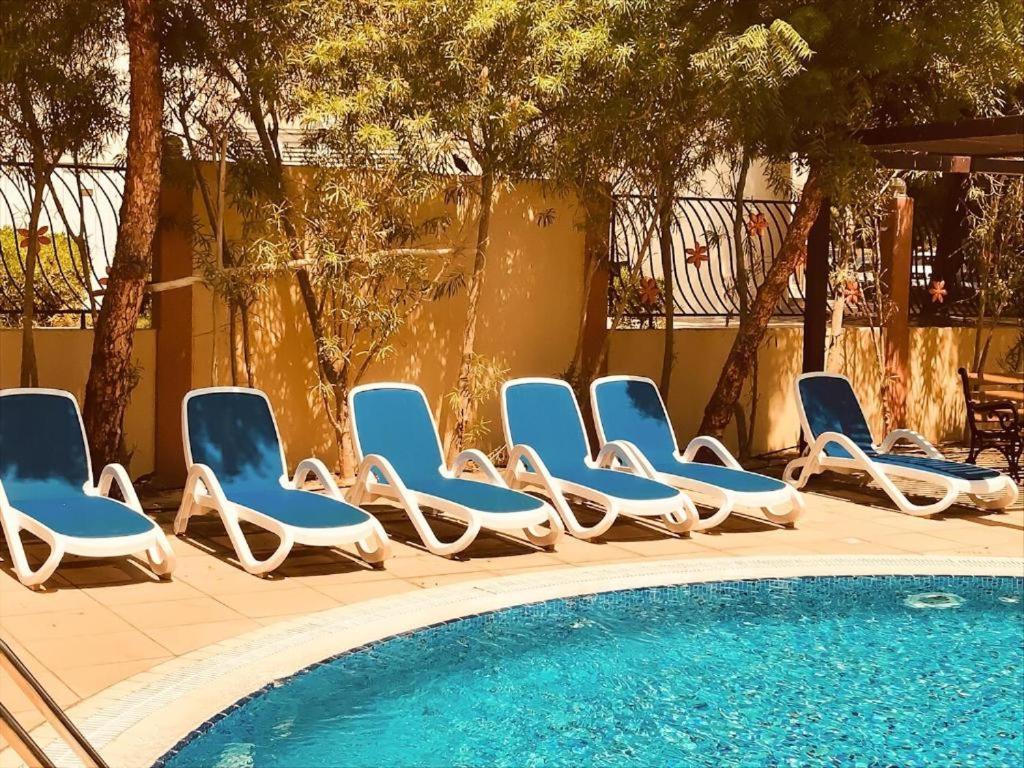 Apartment Discovery Garden Poolside Dubai
