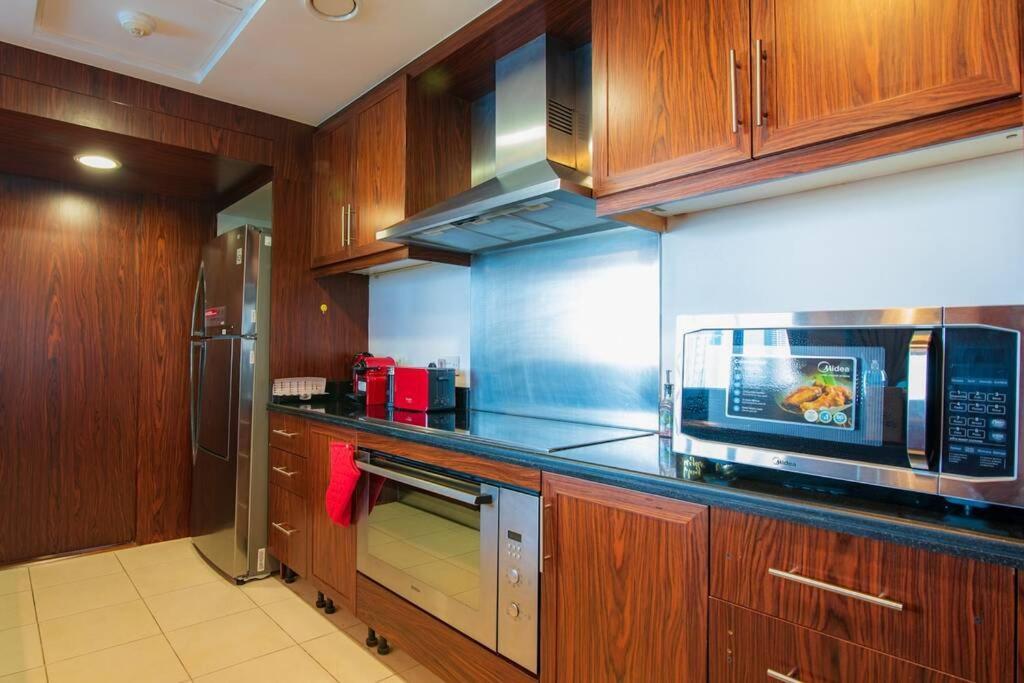 First Class 3br With Full Burj Khalifa View Apartment *