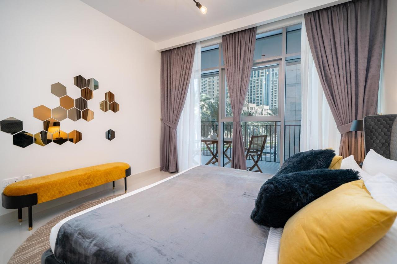 Higuests - Chic With Balcony And Pool Near Burj Khalifa * Dubai