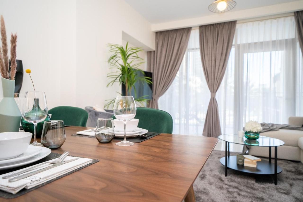 Higuests - Chic With Balcony And Pool Near Burj Khalifa Apartment Dubai