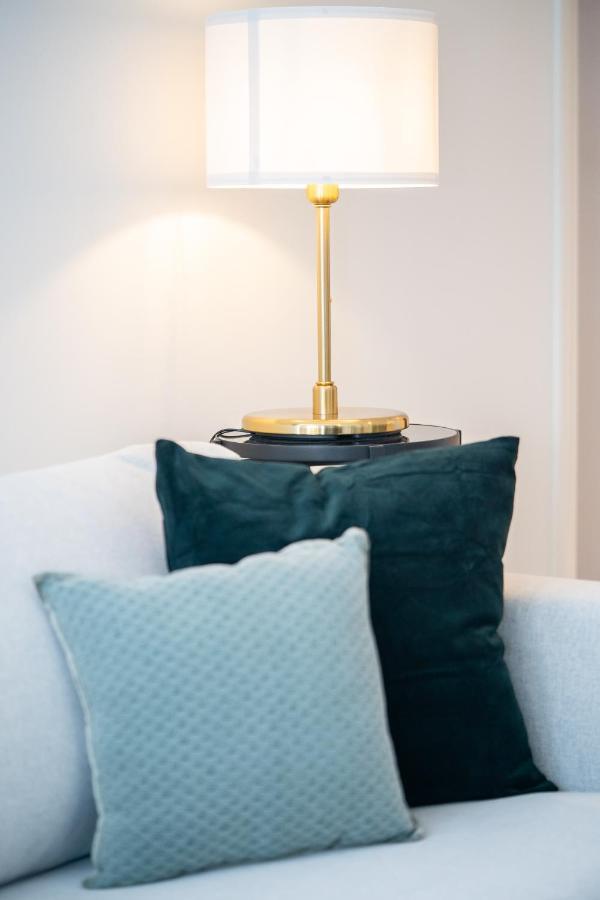 Higuests - Chic With Balcony And Pool Near Burj Khalifa * Dubai