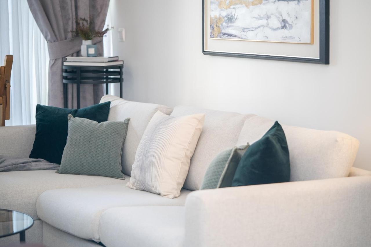 Higuests - Chic With Balcony And Pool Near Burj Khalifa Apartment Dubai