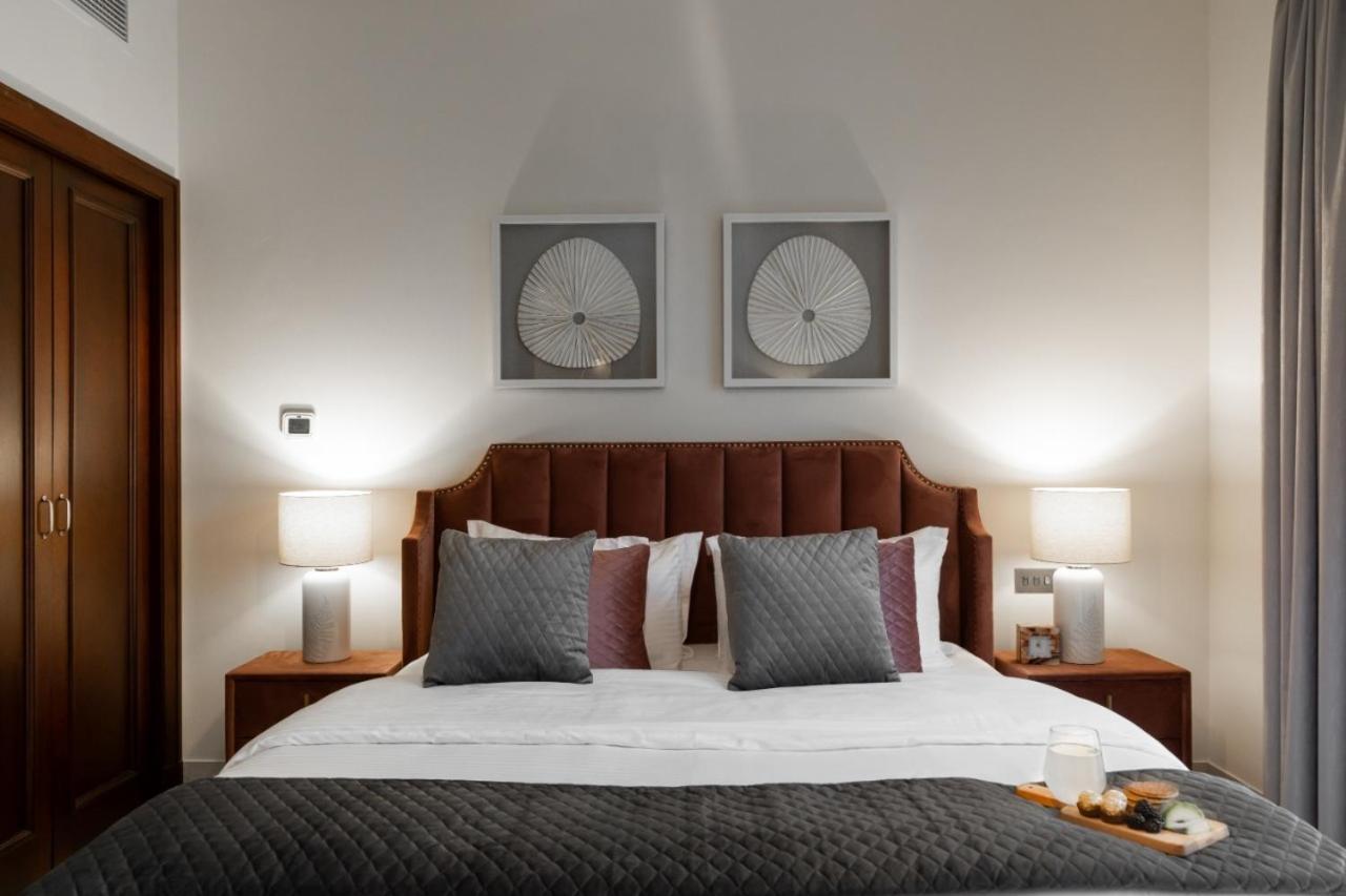Durrani Homes - Glam Living Besides Mall- 2br With Study Third Converted Apartment *