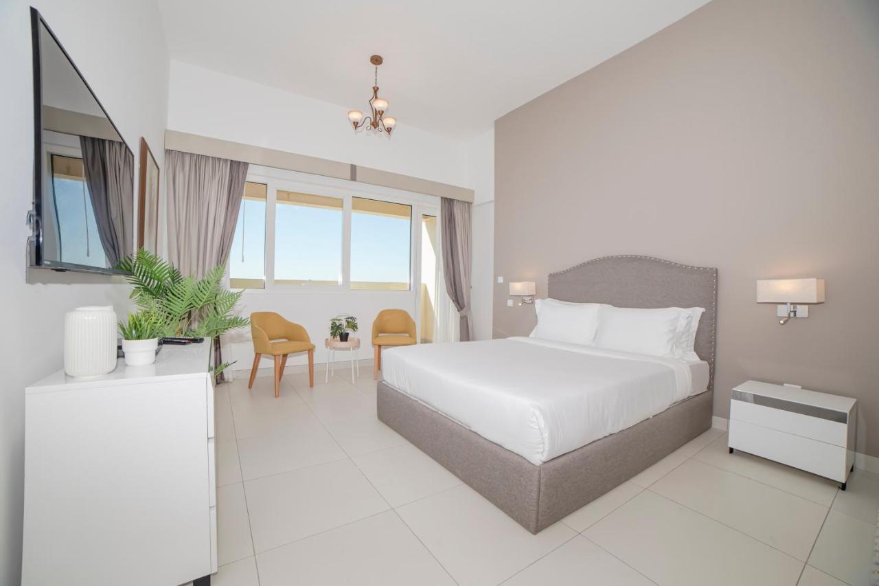 Apartment Fantastay Windsor Residence Luxury Studio W Balcony, Pool, Gym, Wifi, Sauna *