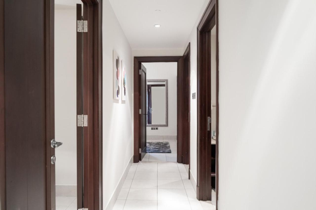 Durrani Homes - Glam Living Besides Mall- 2br With Study Third Converted Apartment *