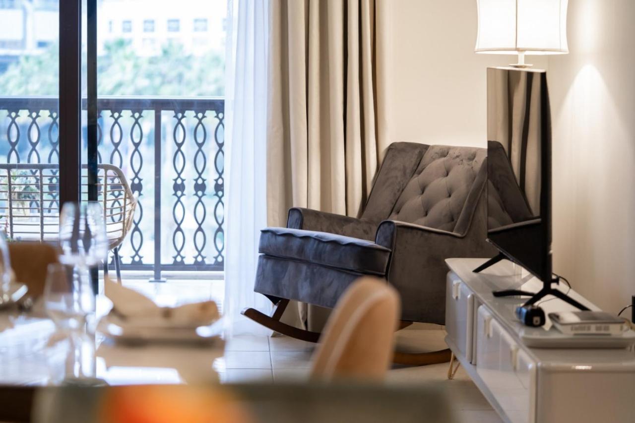 Durrani Homes - Glam Living Besides Mall- 2br With Study Third Converted Apartment *