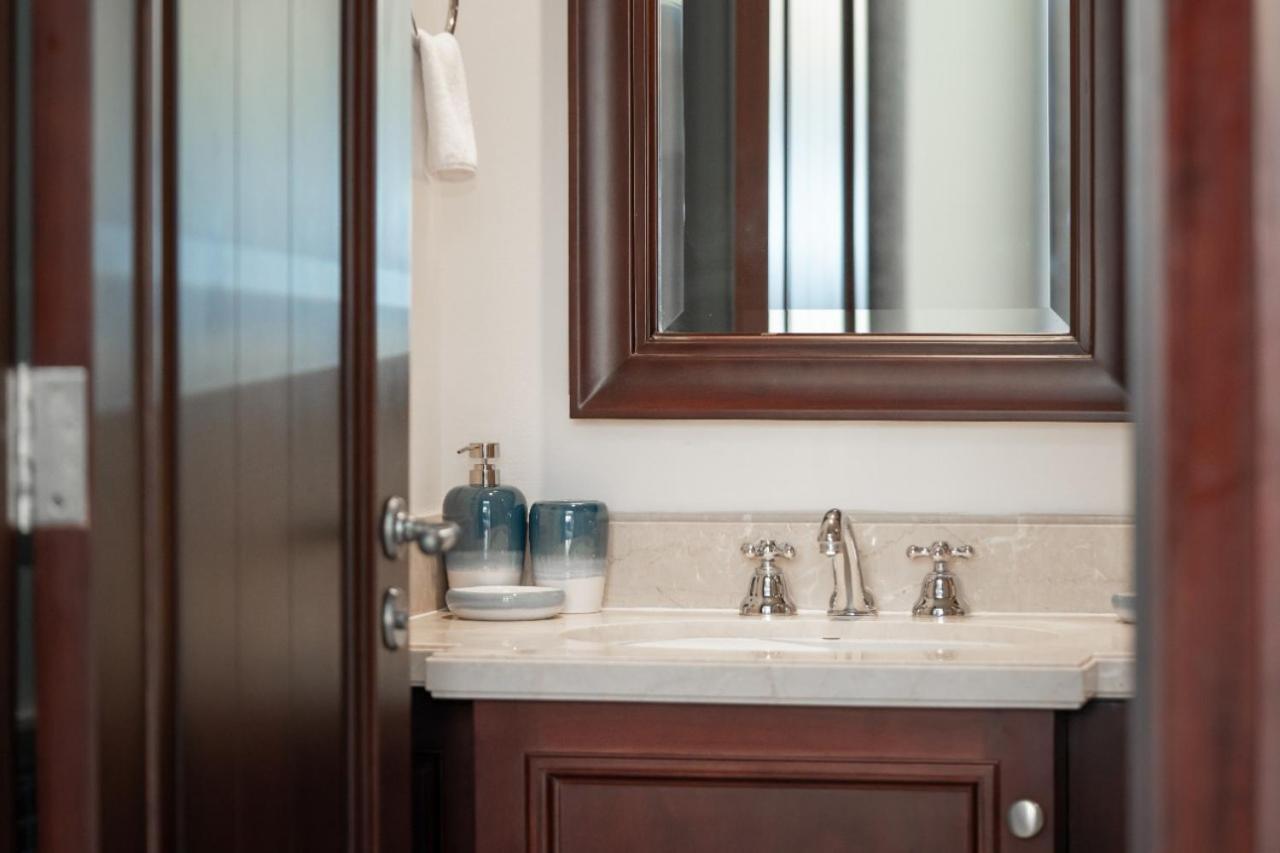 Durrani Homes - Glam Living Besides Mall- 2br With Study Third Converted Apartment