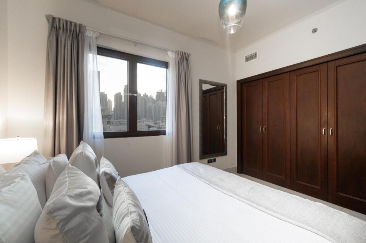 Durrani Homes - Glam Living Besides Mall- 2br With Study Third Converted Apartment *