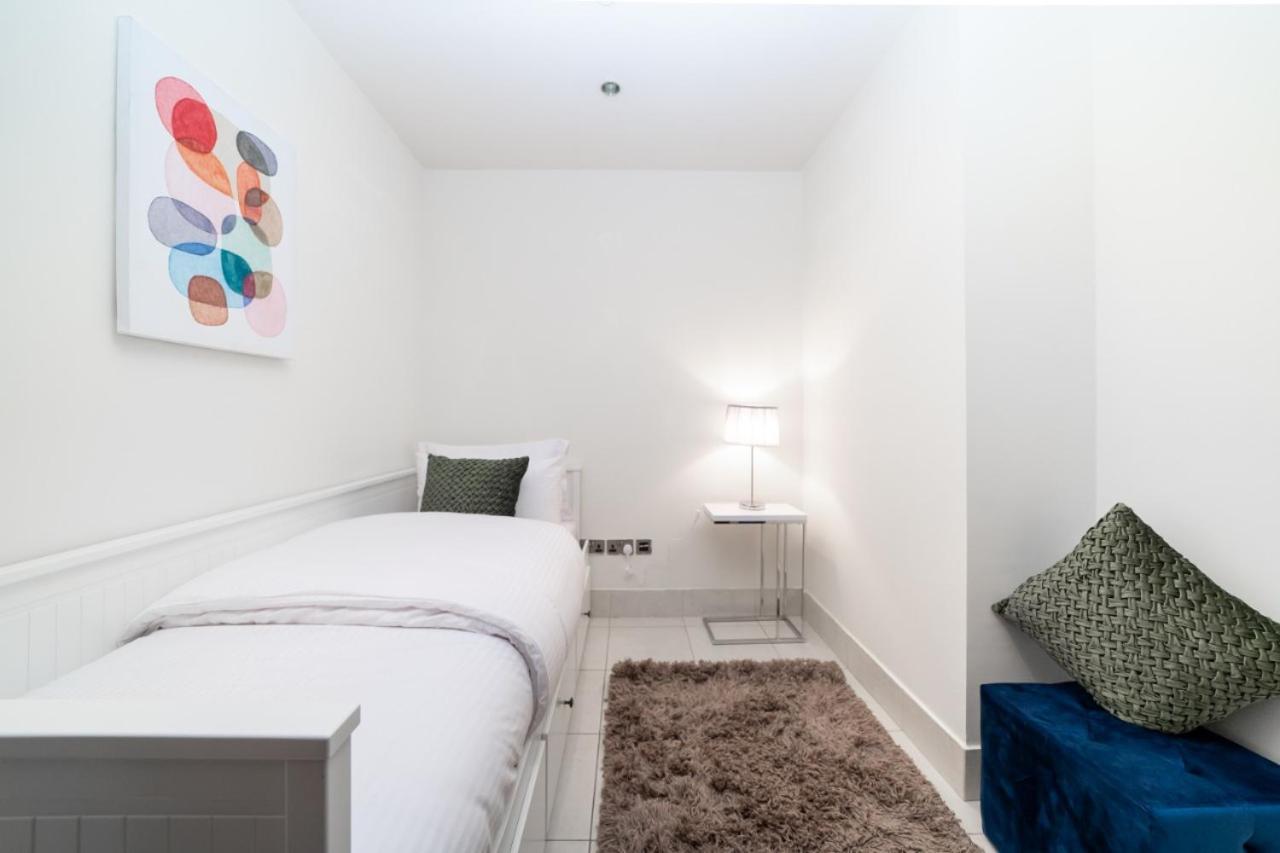 Durrani Homes - Glam Living Besides Mall- 2br With Study Third Converted Apartment