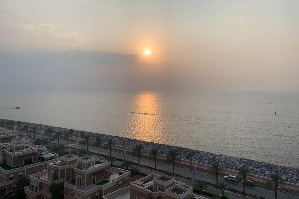 Balqis Residense Palm Jumeirah,pool, Beach, Floor, Full Sea View, Restaurants Apartment *