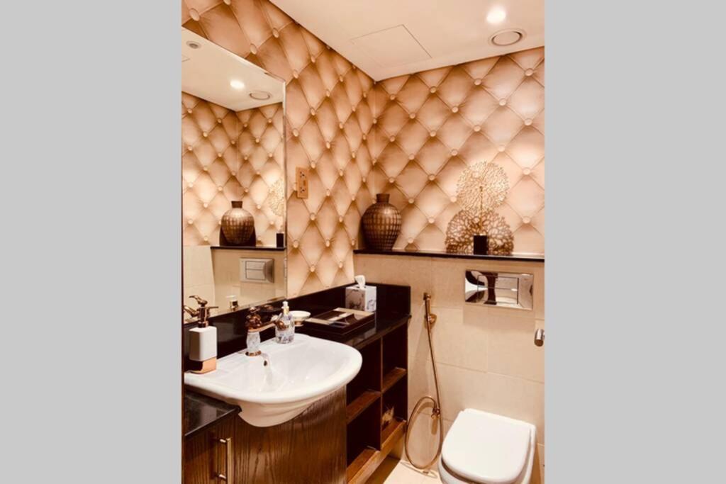 Luxurious Pool View Apt In The Heart Of Downtown. Apartment