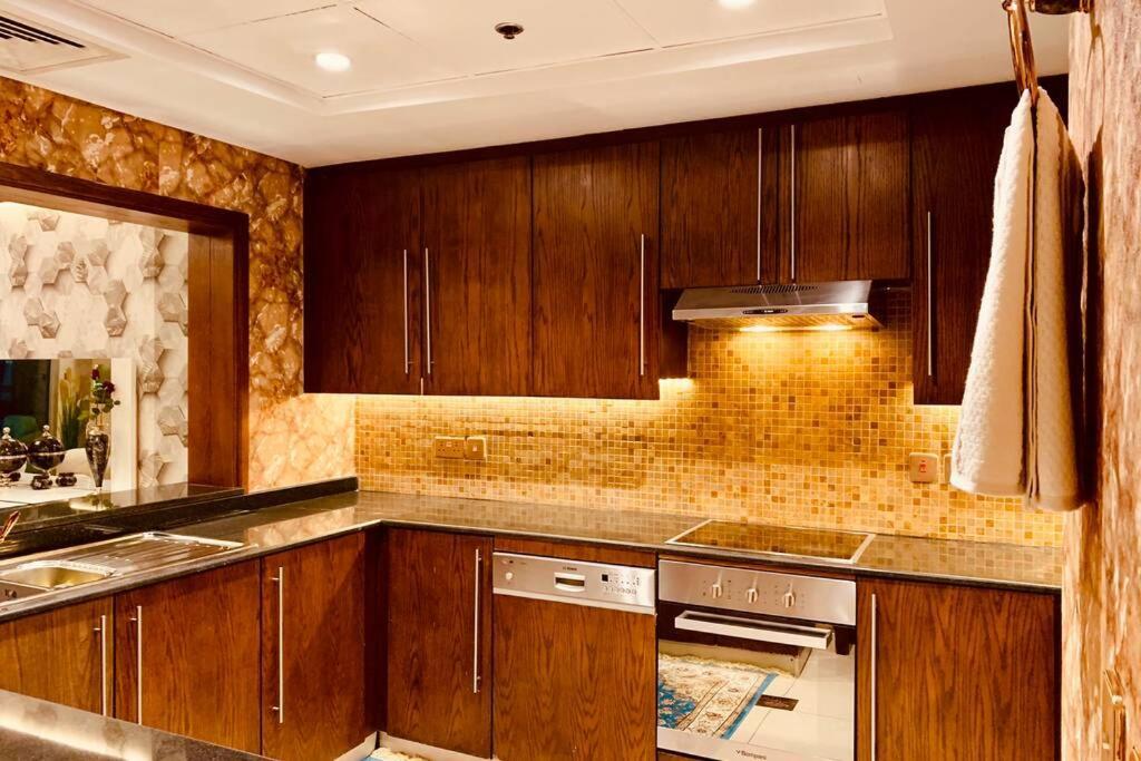 Luxurious Pool View Apt In The Heart Of Downtown.