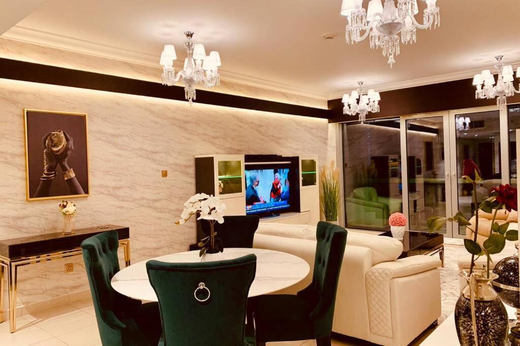 Luxurious Pool View Apt In The Heart Of Downtown. Apartment Dubai