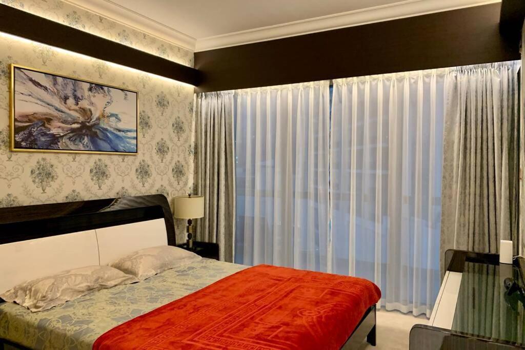 Luxurious Pool View Apt In The Heart Of Downtown.