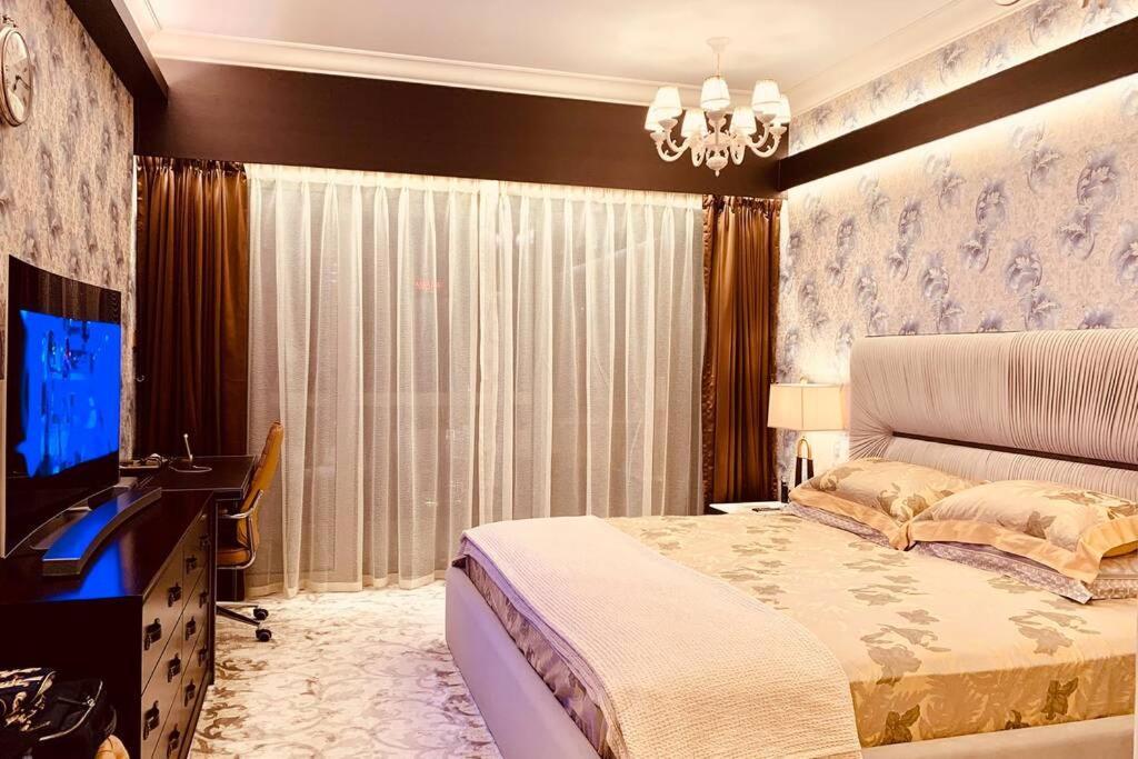 Luxurious Pool View Apt In The Heart Of Downtown. Apartment Dubai