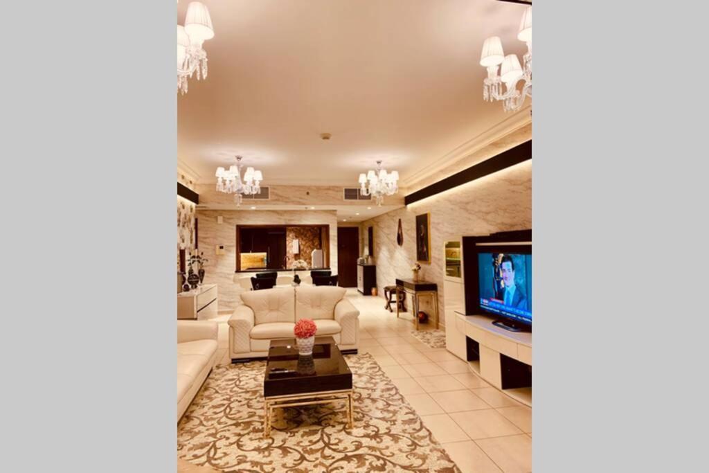 Luxurious Pool View Apt In The Heart Of Downtown. * Dubai