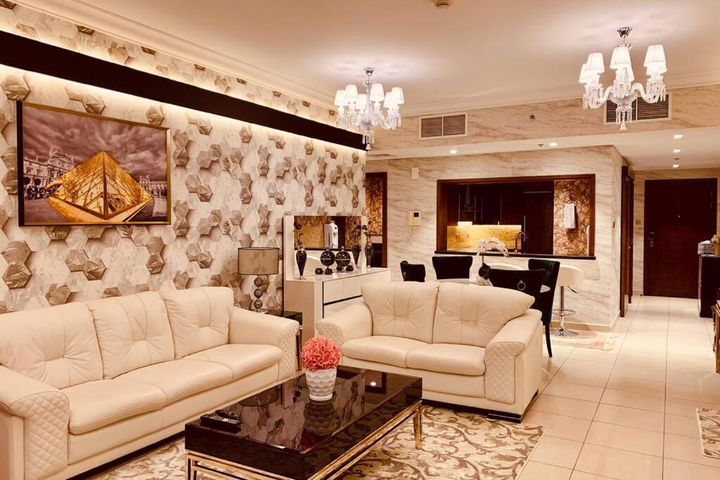 Luxurious Pool View Apt In The Heart Of Downtown.