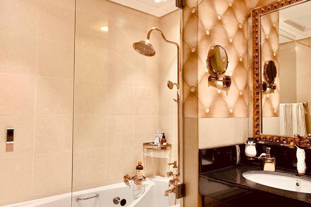 Luxurious Pool View Apt In The Heart Of Downtown. Apartment *
