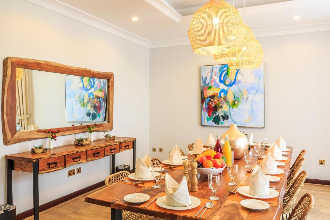 The S - Stunning 5 Bedrooms At The Palm Jumeirah With Private Beach And Pool Villa Dubai