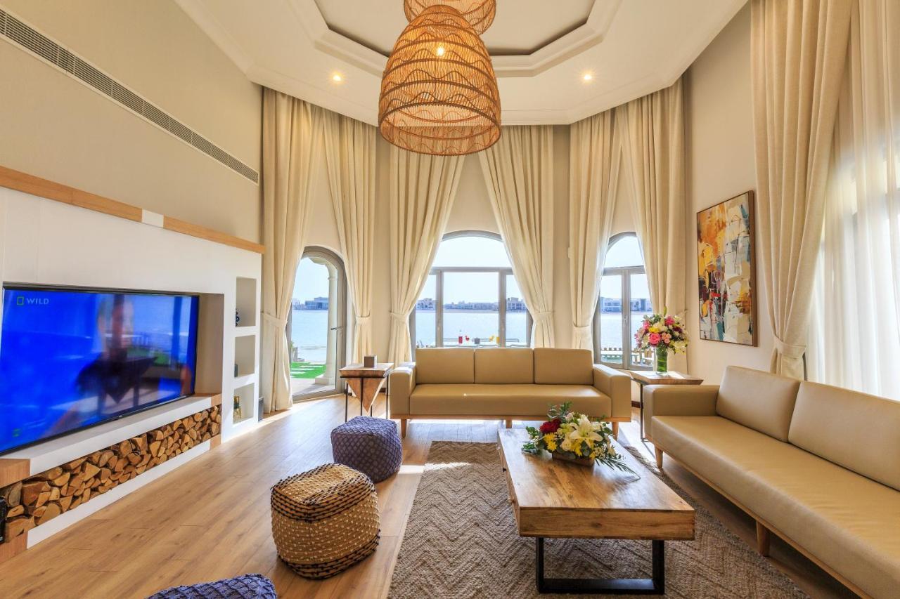 The S - Stunning 5 Bedrooms At The Palm Jumeirah With Private Beach And Pool Villa Dubai