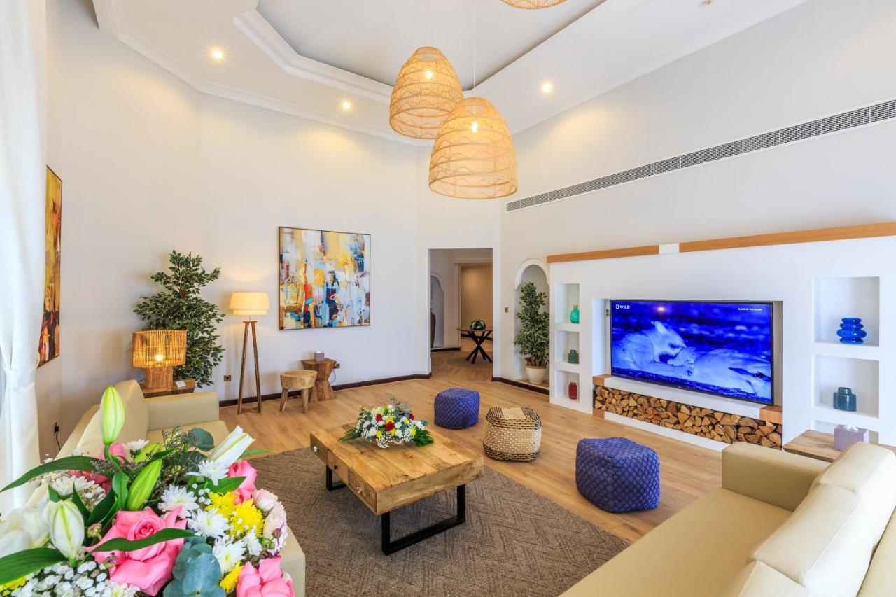 The S - Stunning 5 Bedrooms At The Palm Jumeirah With Private Beach And Pool Villa