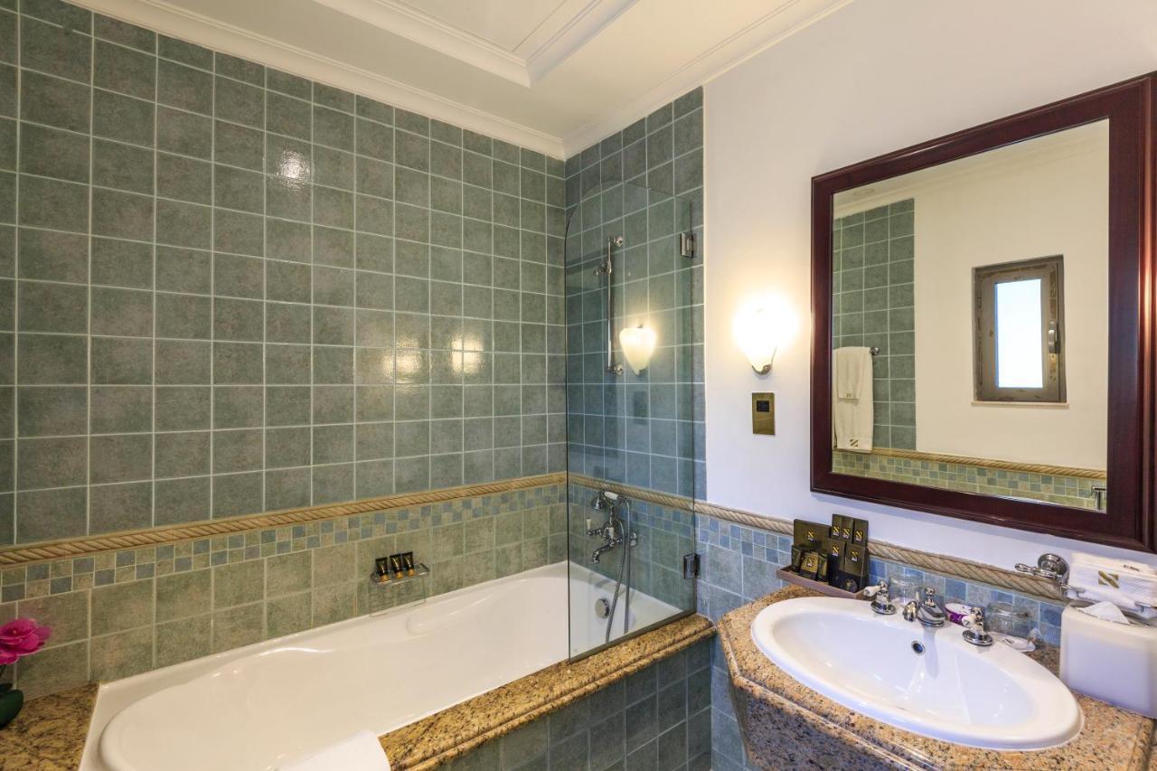 The S - Stunning 5 Bedrooms At The Palm Jumeirah With Private Beach And Pool Villa Dubai