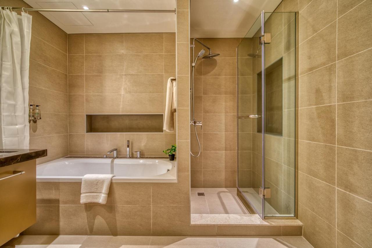 Incredible Views From Classy With Terrace Apartment Dubai
