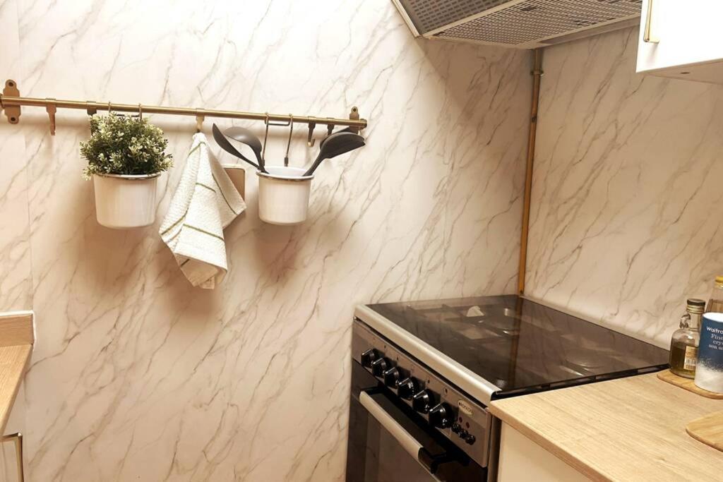 Luxury Studio In Marina -home Away From Home! *