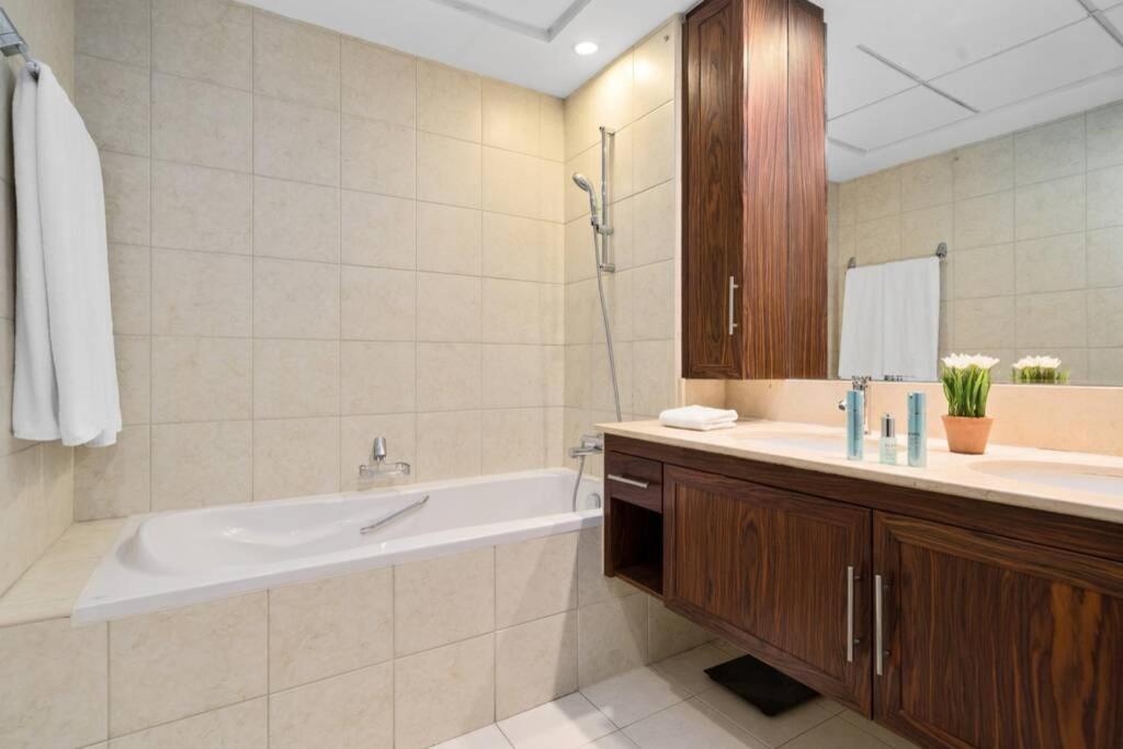 Apartment Spectacular Burj & Fountain View - Luxurious 3 Bedrooms & Maids - The Residences Dubai