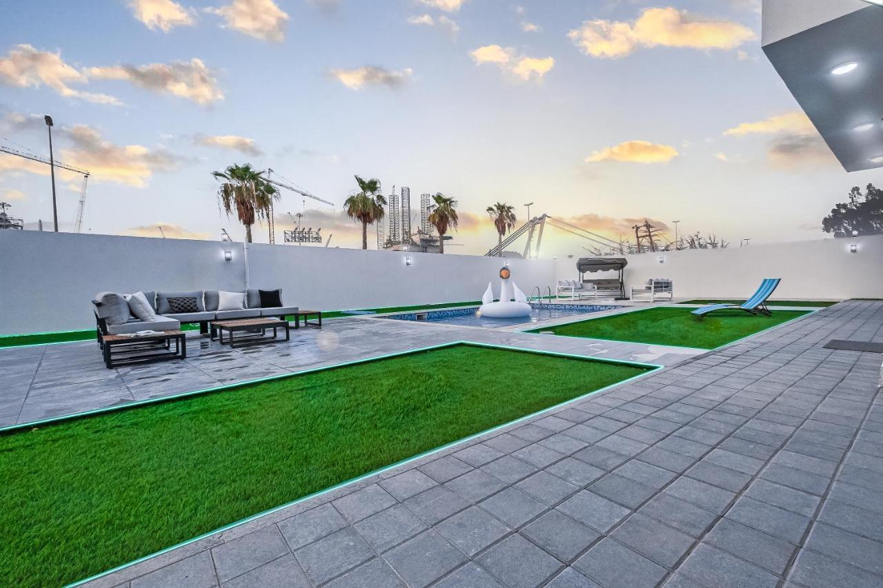 Luxury Modern White On Island 9,500 Sqft Dubai