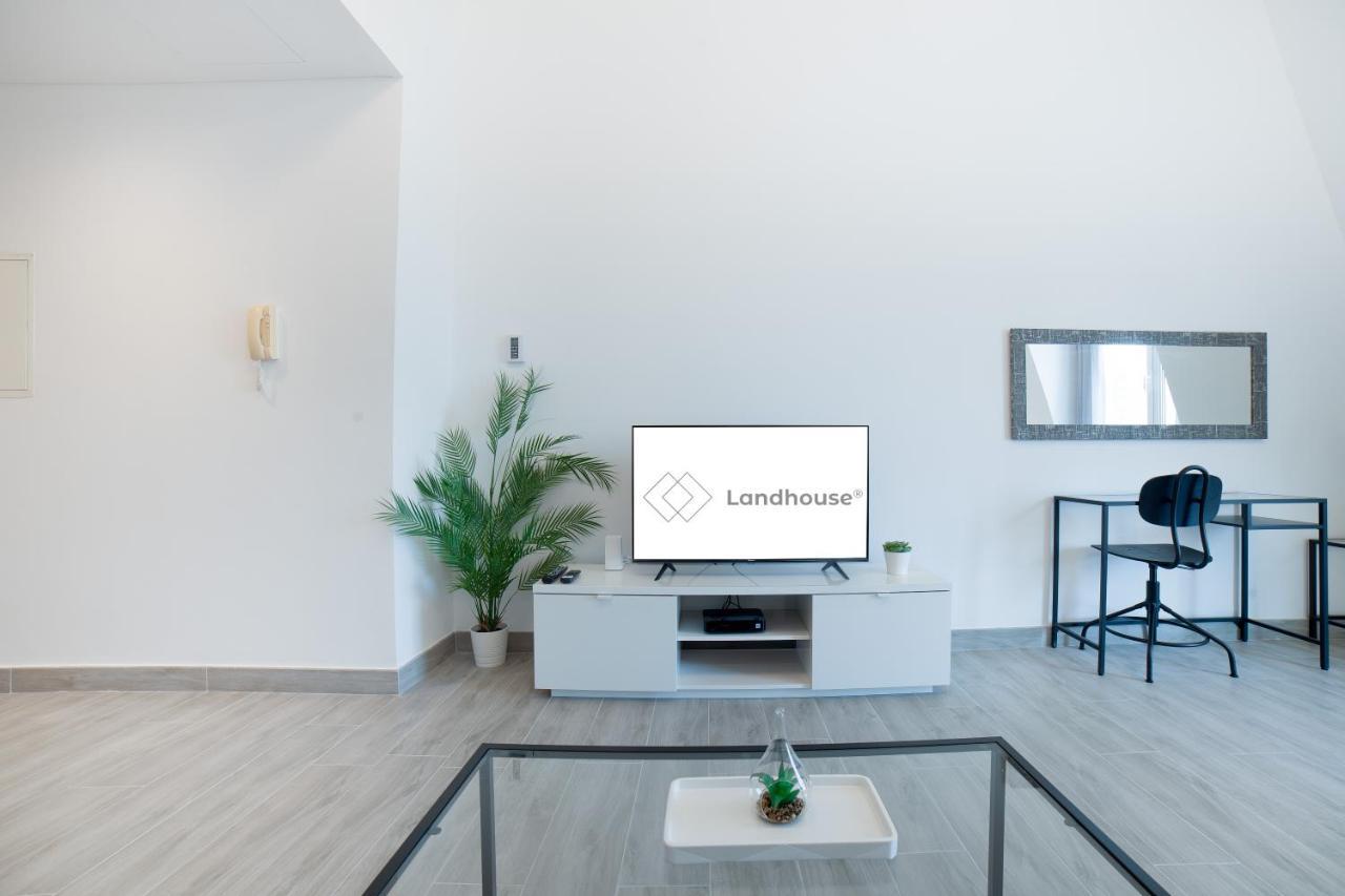 Apartment Luxe Studio Near Discovery Gardens Metro Station *