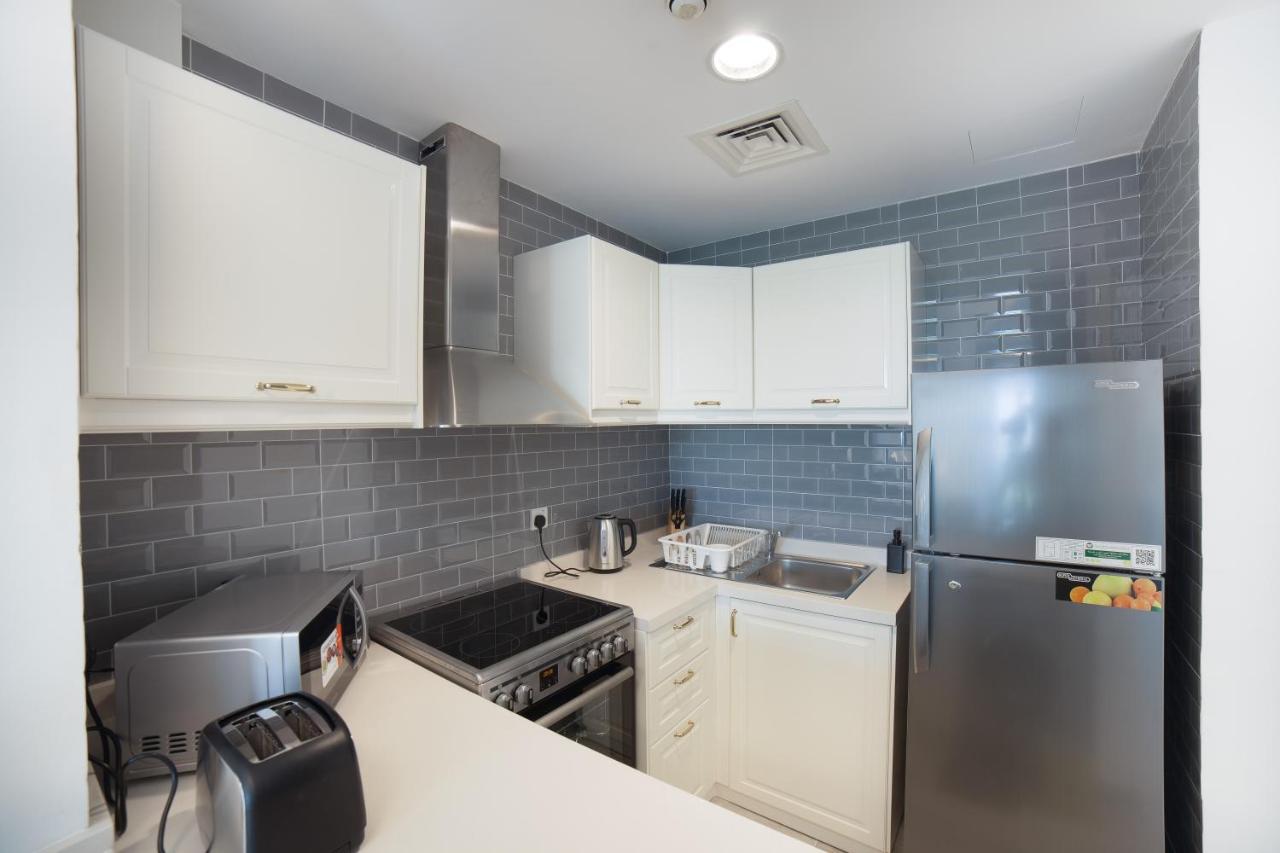 Luxe Studio Near Discovery Gardens Metro Station Apartment