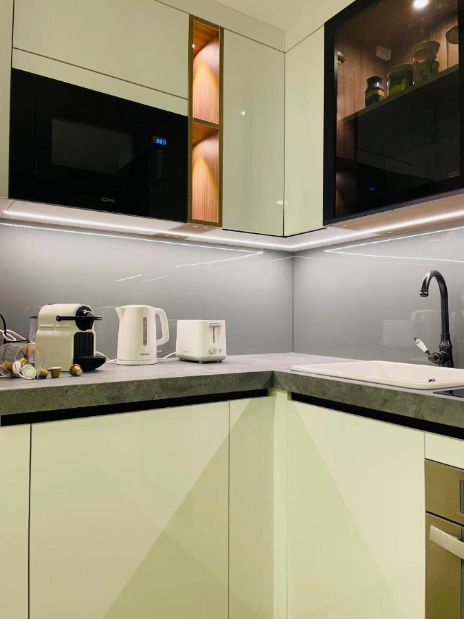 Luxury On The Metro Facing Marina Apartment Dubai