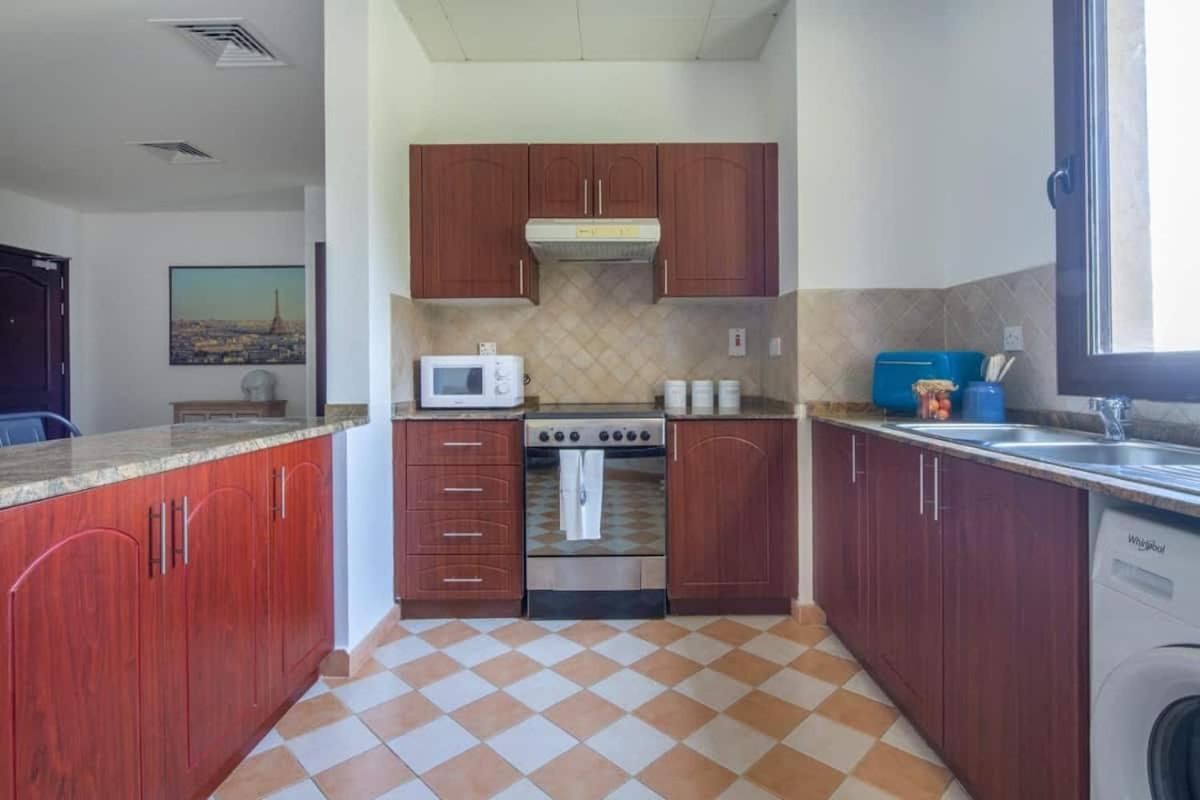 Cool And Spacious In Fabulous Location Apartment