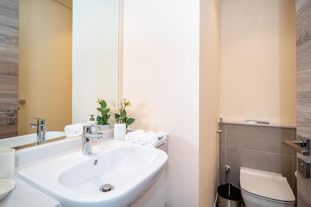 Higuests - Gorgeous Close To Jbr