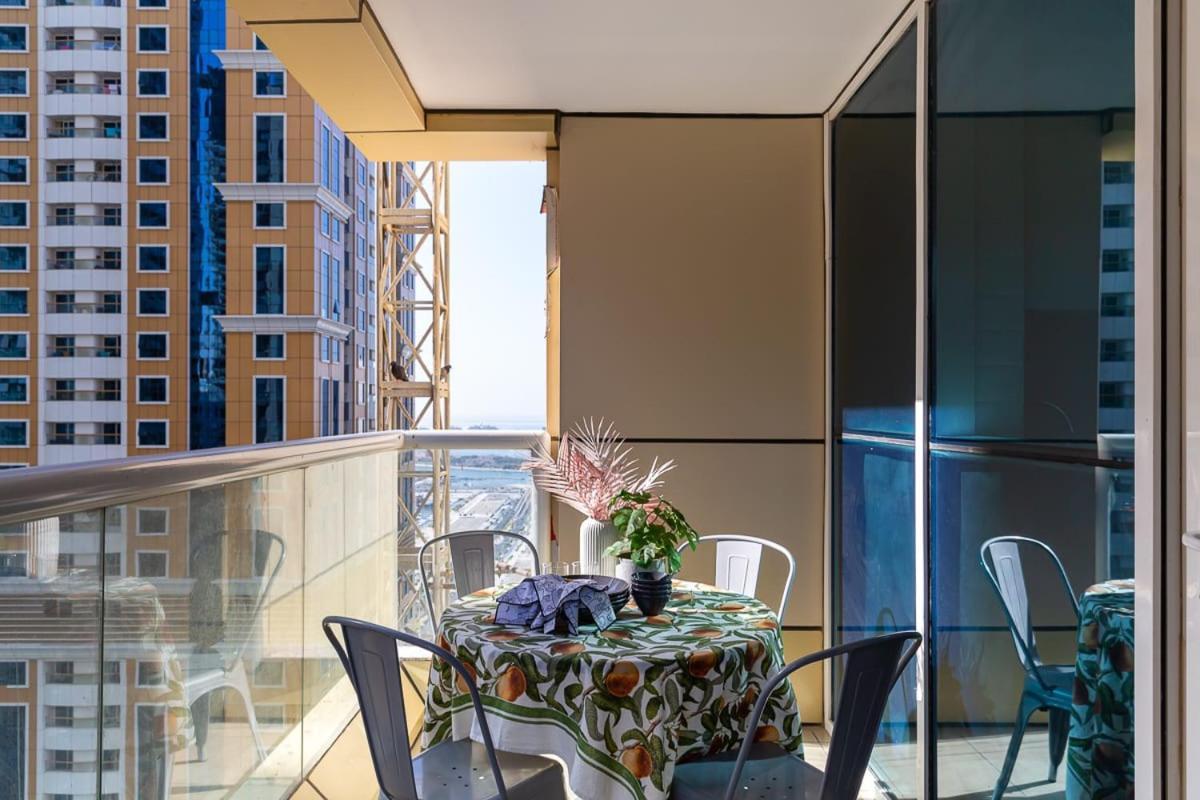 Frank Porter - Sulafa Tower Apartment Dubai