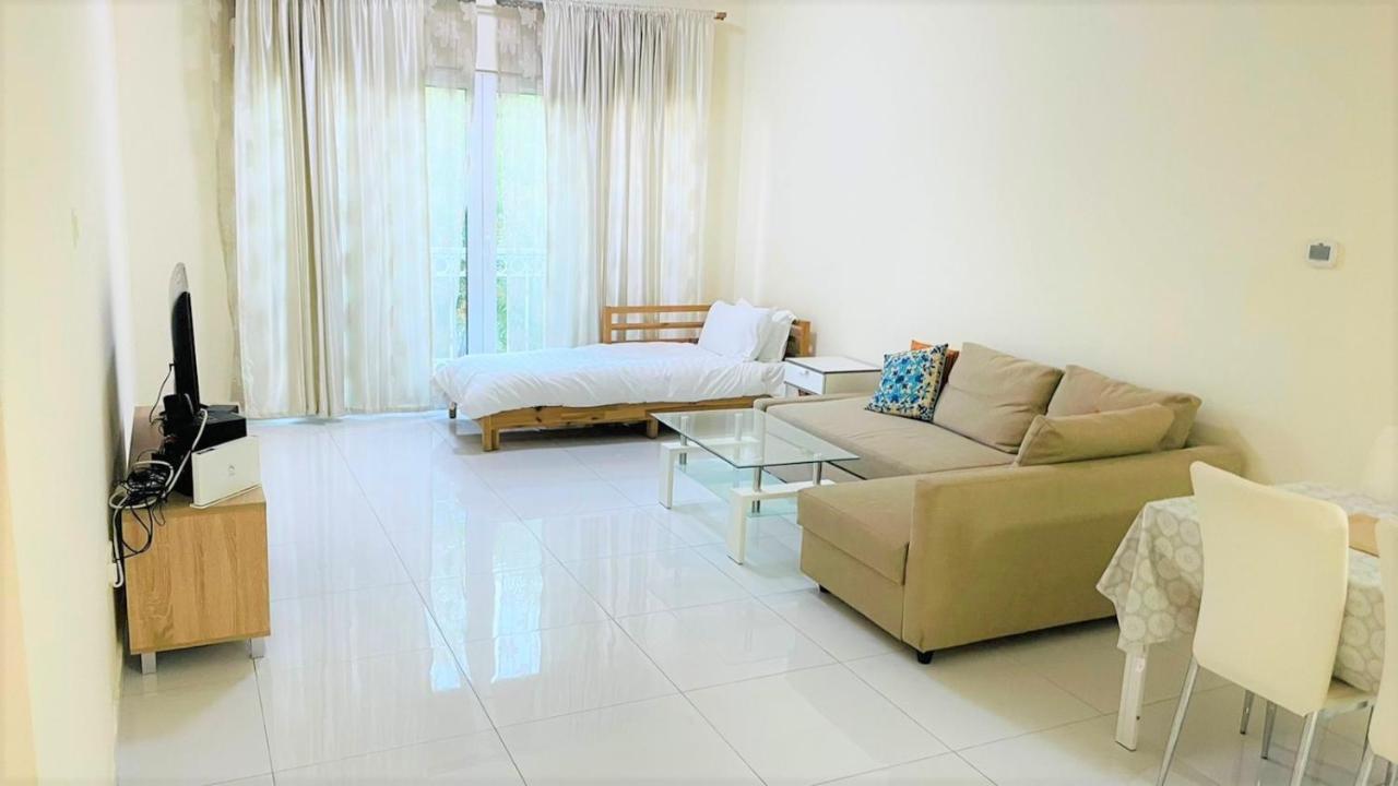 Apartment Discovery Garden Poolside Dubai