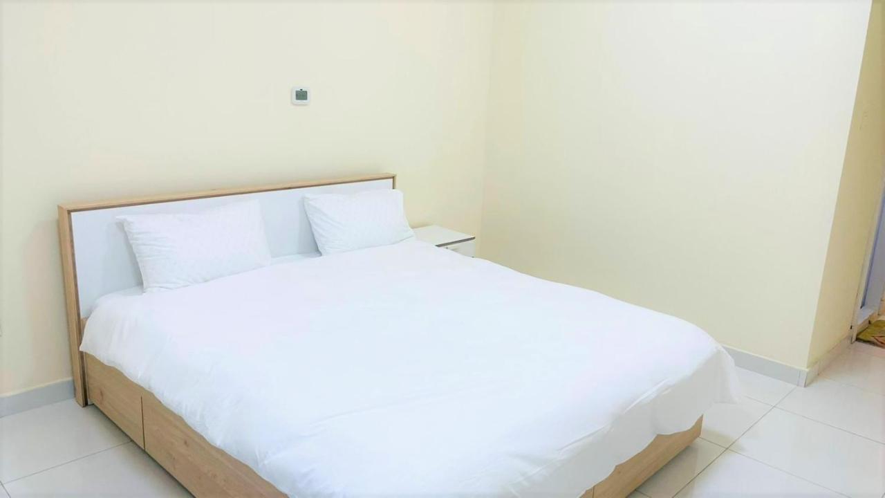 Apartment Discovery Garden Poolside Dubai