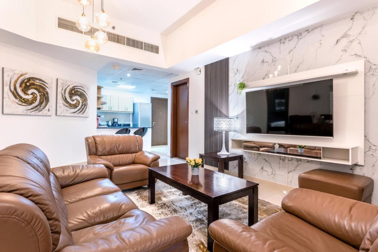 Live Spacious 3br - En With Balcony Apartment