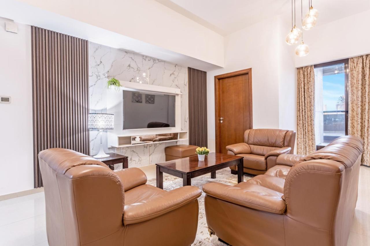 Live Spacious 3br - En With Balcony