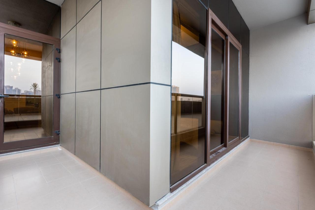 Live Spacious 3br - En With Balcony Apartment