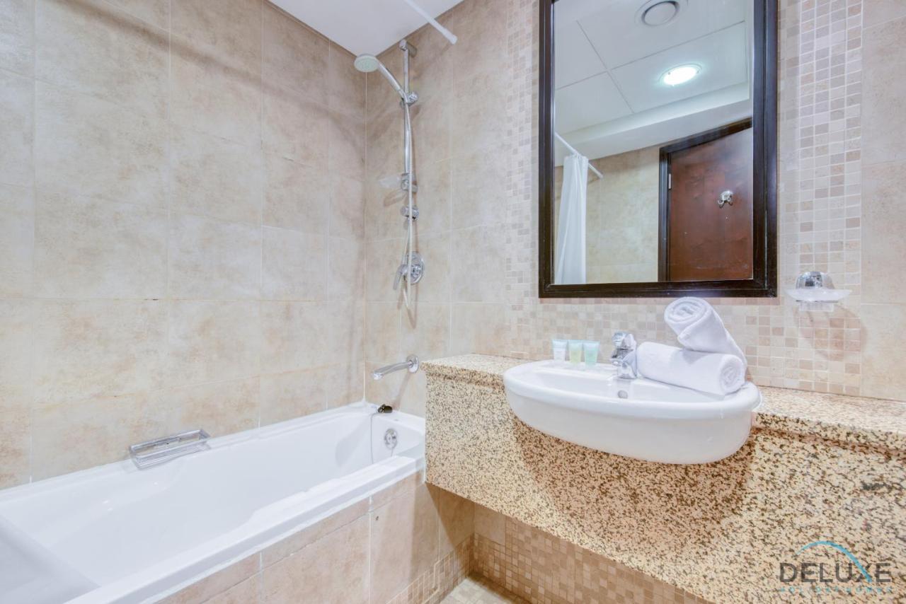 Great Value Stylish With Pool & Stunning Views By Deluxe Homes Apartment Dubai