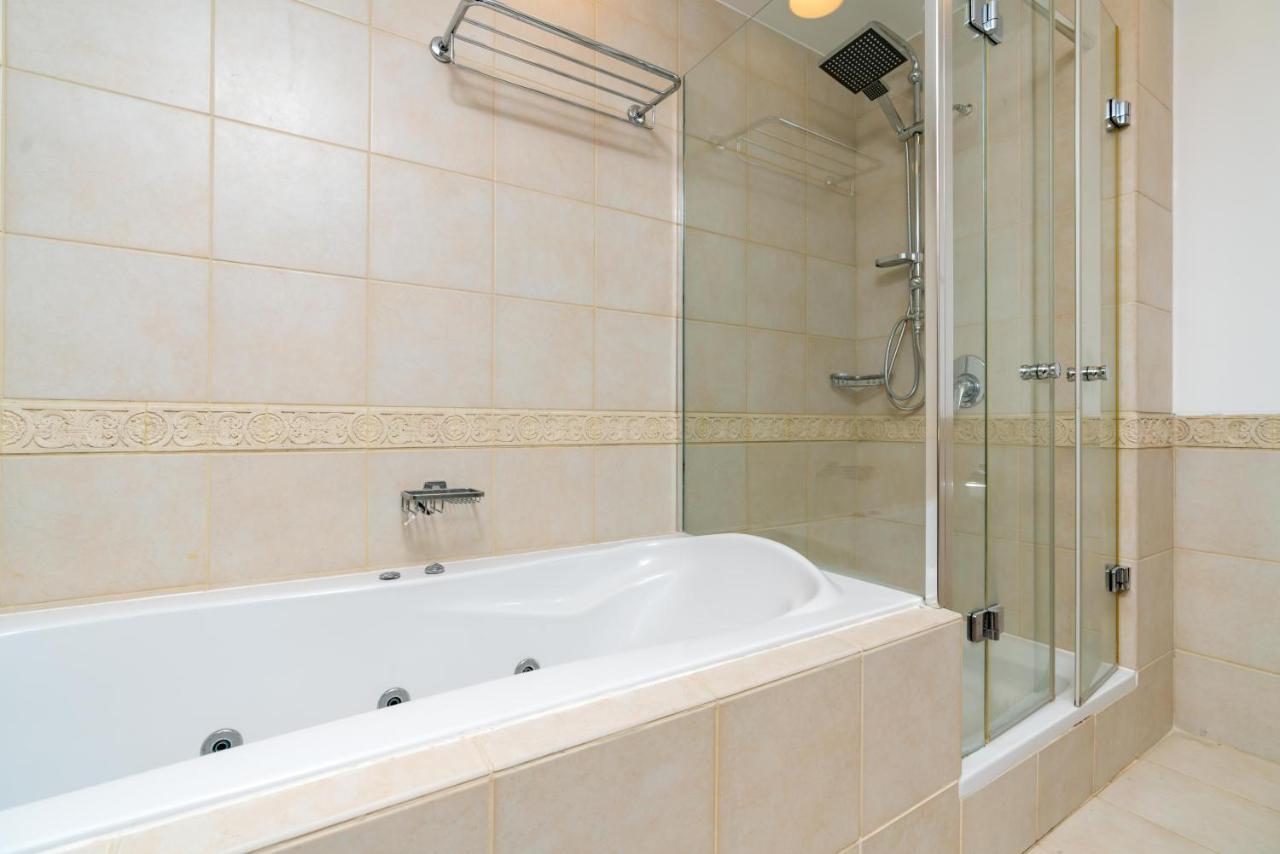 Marina - Opulent 3 Bedroom Apartment