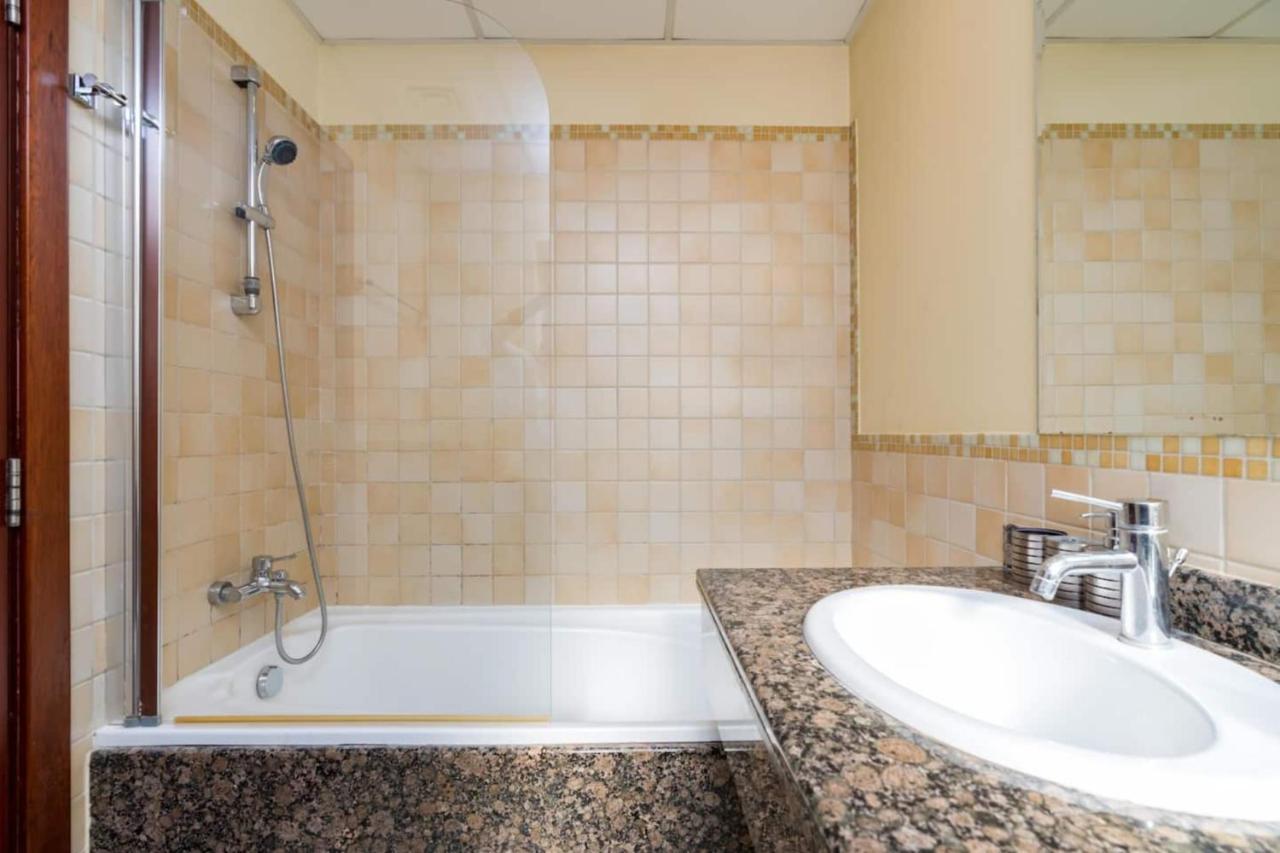 Amazing 2 Bedroom In Apartment *