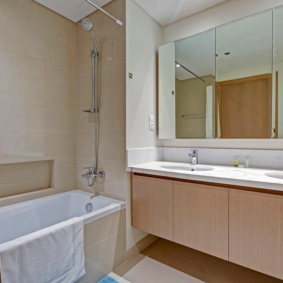 Harbour Views - Large 2 Bdr Apt - Balcony - Views Apartment