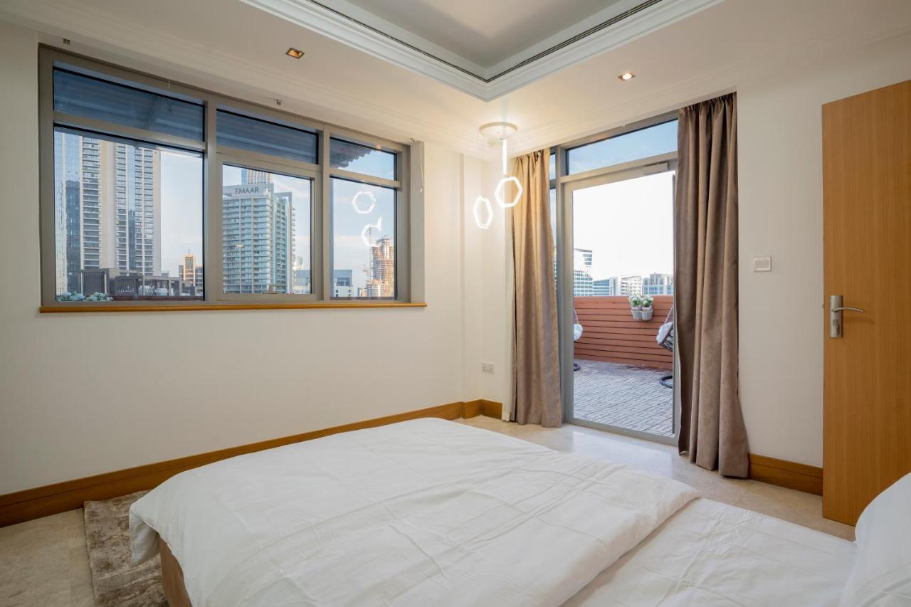 3 Bedroom W Terrace Facing Burj Khalifa. Apartment Dubai