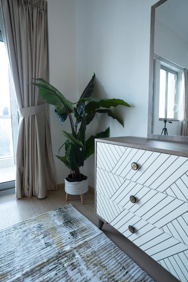 3 Bedroom W Terrace Facing Burj Khalifa. Apartment Dubai
